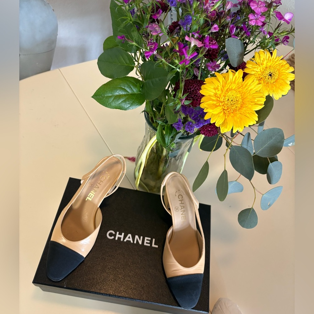AUTHENTIC CHANEL Ivory and Black slingback
size 6/ used good condition!